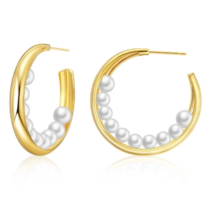Élégantes boucles d'oreilles créoles C dorées ornées de onze perles blanches sur fond blanc