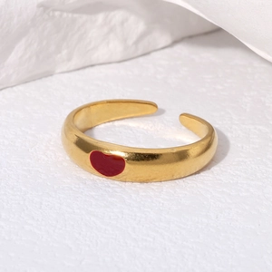 Bague ouverte minimaliste en acier inoxydable doré avec un motif de cœur rouge vif