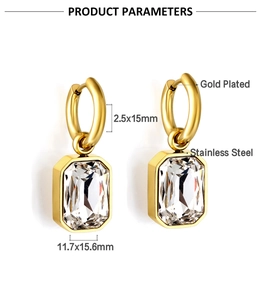 Dettaglio di orecchini a cerchio placcati in oro con ciondoli in zircone cubico