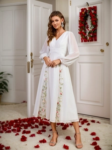 Weiße Midi-Kleid mit V-Ausschnitt, Puffärmeln und rosa Blumenstickerei in A-Linie