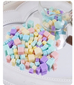 Detailopname van decoratieve PVC-blokjes in macaronkleuren op een vintage spiegeltray