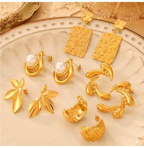 Vue détaillée de boucles d'oreilles vintage dorées avec perles sur platine céramique