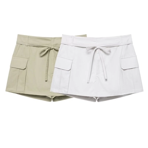 Short cargo femme taille haute en beige et blanc avec cordon de serrage et poches
