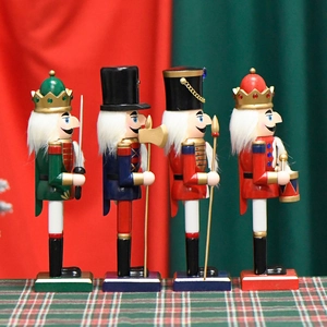Lot de 4 figurines casse-noisettes traditionnelles en bois de 25cm sur décor festif