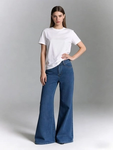 Vue complète d'un jean taille haute à jambes larges bleu foncé avec t-shirt blanc