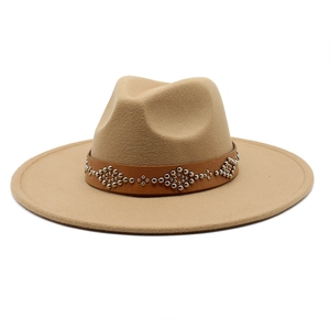 Cappello fedora in lana beige a tesa larga con fascia in pelle marrone e borchie argento