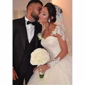 Robe de mariée élégante à manches longues en dentelle avec décolleté illusion et jupe ample