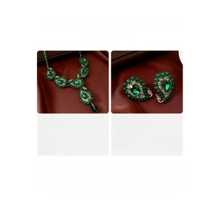 Vue détaillée d'une parure vintage en cristal vert avec dimensions et poids du produit