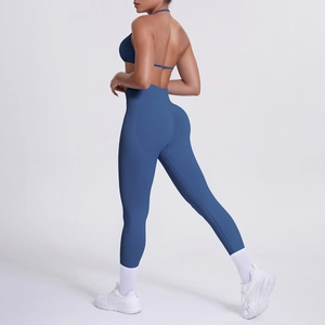 Dettaglio dei leggings yoga blu marino a vita alta e reggiseno sportivo dal retro