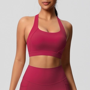 Detailweergave van de rode sportbeha en yoga-leggings met hoge taille en zijzakken