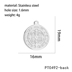 Detailed macro view showing the 19mm religious cross pendant dimensions and 4g weight specs