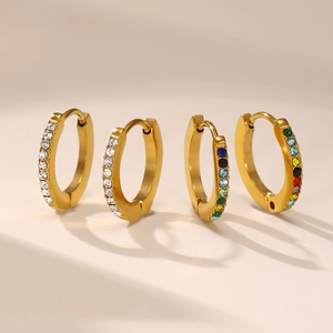 Orecchini a cerchio dorati con zirconi colorati caratterizzati da un design minimalista chic