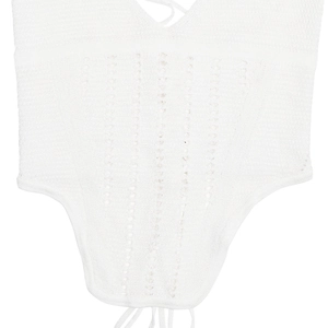 Vue détaillée du haut corset en maille blanche avec motif ajouré et longues lanières à nouer