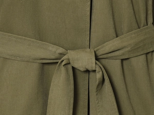Vue macro du nœud de ceinture en coton vert armée montrant la texture du tissu
