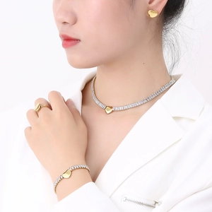 Parure de bijoux élégante en forme de cœur doré avec collier, boucles d'oreilles et bague