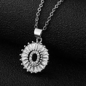 Vue détaillée du pendentif lettre O argenté serti de cristaux de zircone coupe baguette