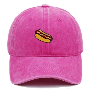 Détail de la broderie hot-dog sur une casquette de baseball en coton délavé fuchsia