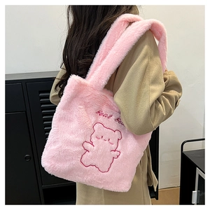 Détail du sac cabas en peluche rose avec broderie ours et texte Best Bear chic
