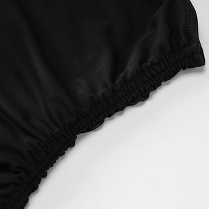 Détail de l'ourlet plissé élastique sur une robe moulante noire en tissu texturé