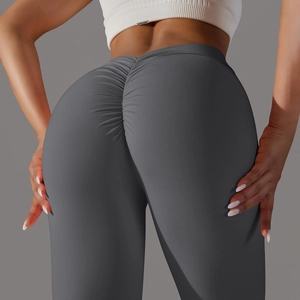 Détail du legging de yoga gris taille haute avec design sculptant effet push-up