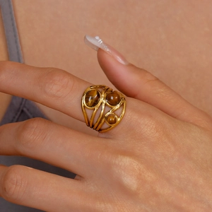 Detailansicht des 18k vergoldeten Edelstahlrings mit drei Tigeraugen-Steinen