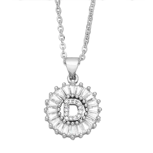 Détail macro du collier avec pendentif initiale D en argent et pierres de zircon