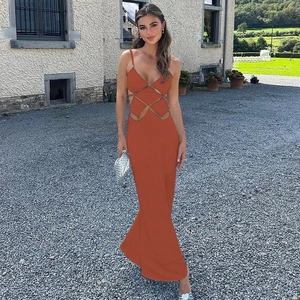 Dettaglio dell'abito lungo arancione con schiena scoperta e design cut-out indossato all'aperto