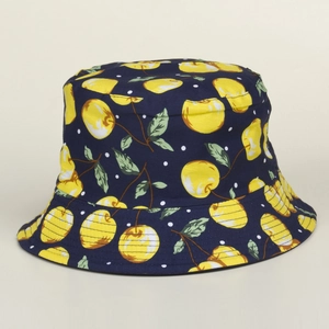 Vue détaillée du chapeau bob bleu marine avec motifs cerises jaunes et pois blancs