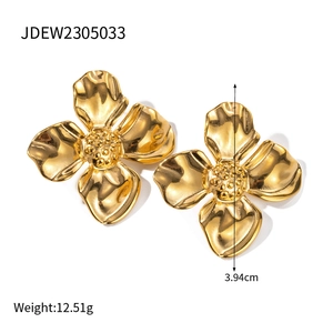 Detail view of gold flower earrings with 3.94cm diameter and 12.51g weight measurements