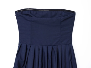 Détail de robe bustier en popeline bleu marine avec taille froncée et fermeture éclair