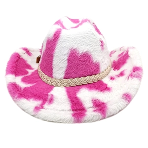 Dettaglio cappello da cowboy in peluche rosa e bianco con corda intrecciata e texture soffice