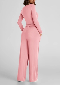 Vista posteriore del set rosa due pezzi con maglia a maniche lunghe e pantaloni a gamba larga