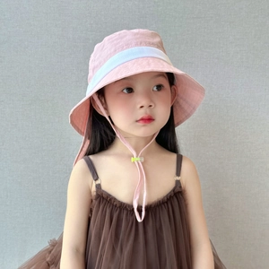 Fillette portant un chapeau de soleil rose à séchage rapide avec cordon de serrage réglable