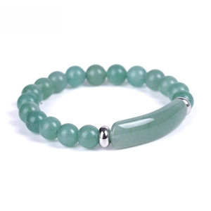 Vue détaillée du bracelet en perles d'aventurine verte avec un tube courbé en pierre fine