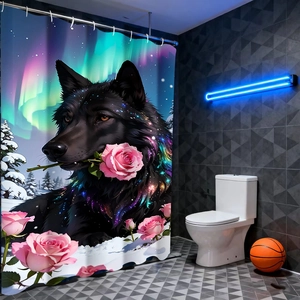 Detail eines 3D-Duschvorhangs mit schwarzem Wolf, Rose und Nordlicht im modernen Bad