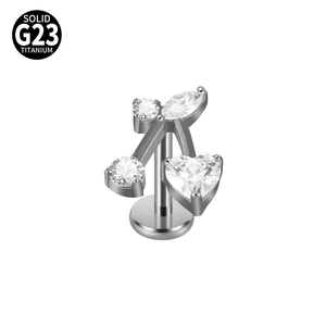 Piercing labret in titanio G23 con zirconi a cuore e marquise su sfondo bianco