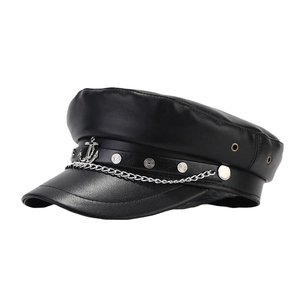 Berretto da marinaio vintage in pelle nera con catena d'argento e stemma con ancora