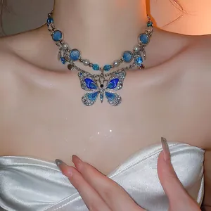 Collier papillon en émail bleu avec perles de verre et cristaux scintillants pour femme