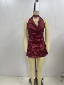 Gros plan du haut licou en satin bordeaux et de la jupe à pétales sur un mannequin jaune