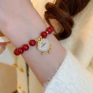 Bracelet de perles de cinabre rouge avec pendentif verrou Ruyi et clochettes dorées