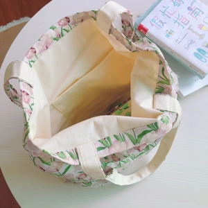Baumwolltasche mit Tulpenmuster, geräumigem Innenfach und sicherem Reißverschluss
