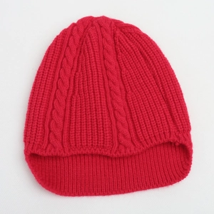 Klassische rote Strickmütze für Kinder mit Zopfmuster und warmer elastischer Textur