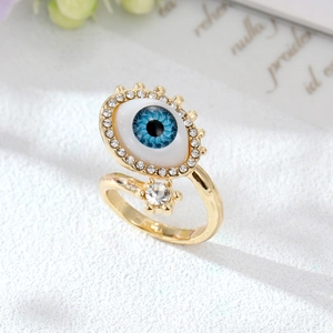 Anello malocchio dorato con centro blu e pietre in zircone bianco scintillante