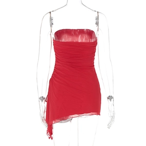 Détail d'une mini robe moulante rouge froncée avec ourlet asymétrique sur mannequin