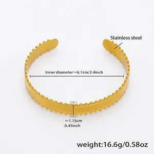 Vista detallada de pulsera de acero inoxidable dorado con borde de cuentas y dimensiones