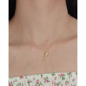 Collier en argent S925 de style français avec un pendentif rose dorée porté par un mannequin