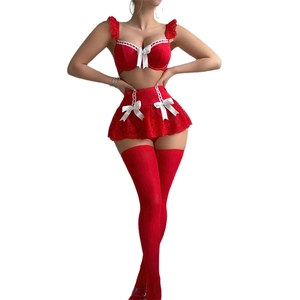Rotes Spitzen-Dessous-Set mit weißen Schleifen, Rüschenträgern und passenden Kniestrümpfen