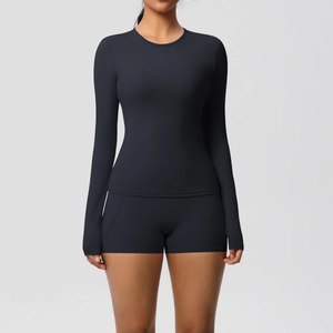 Détail du tissu extensible et des coutures de l'ensemble de yoga noir haut et short