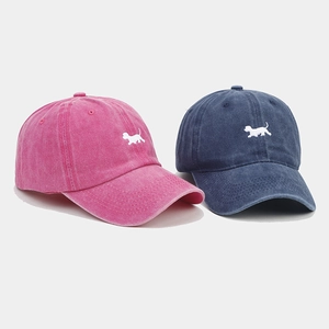 Gros plan de casquettes de baseball vintage en coton délavé avec broderie de chiot