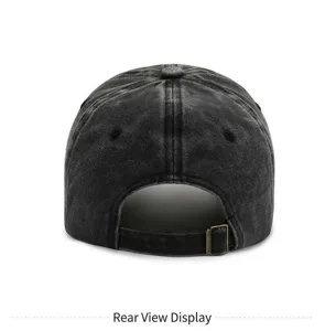 Vue arrière détaillée d'une casquette de baseball noire délavée avec une boucle métallique réglable